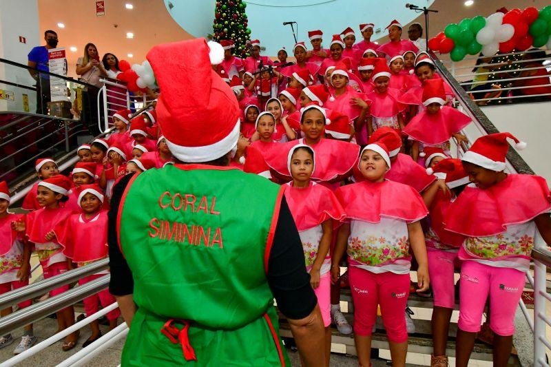 Coral do Siminina apresenta cantata de Natal no Shopping Três Américas