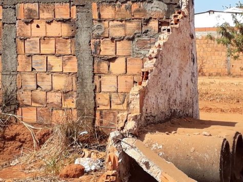 Criança morre esmagada após mãe derrubar muro em Mato Grosso