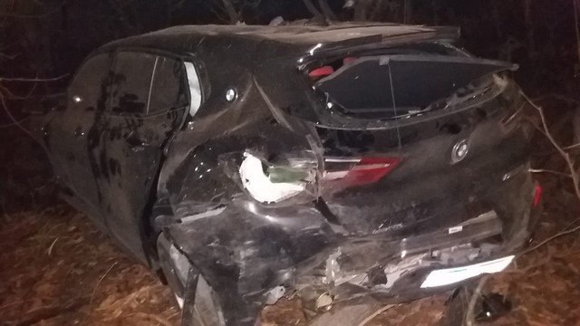 Adolescente perde controle da direção e capota BMW com outros 3 passageiros em Cuiabá