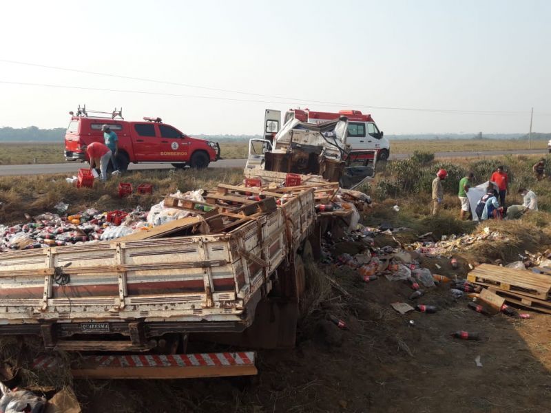Caminhão carregado com bebidas capota na MT 170 e deixa motorista ferido próximo de Juína