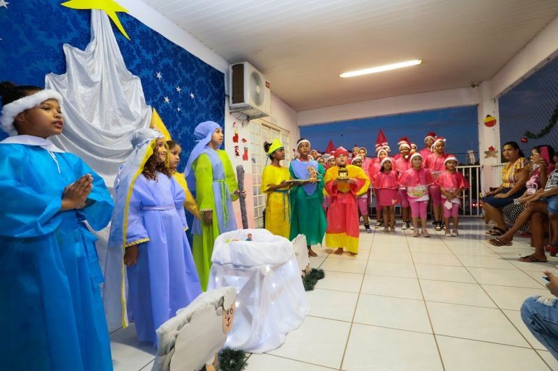 ?Simininas? realizam apresentação natalina e pais participam de confraternização