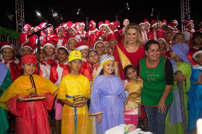 Natal Luz é oficialmente aberto na Praça 8 de Abril pela primeira-dama Márcia Pinheiro