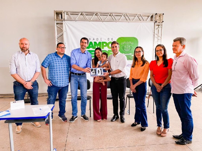 Governo de MT investe R$ 6,7 milhões para reconstrução de escola e entrega ônibus escolares