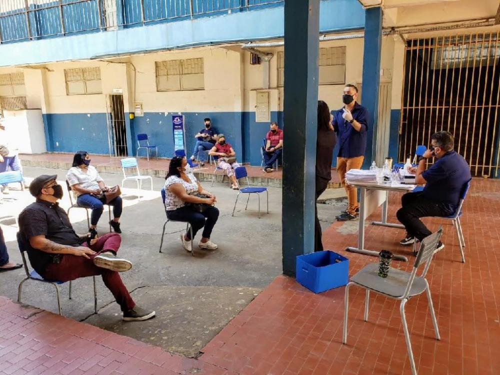 Professores e equipe gestora se reúnem para debater sobre novas tecnologias nas aulas não presenciais