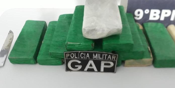 Homem é pego quando saia de matagal com 12 tabletes de maconha em bairro de Cuiabá