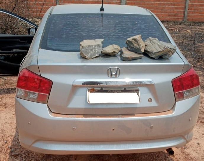 Moradores percebem veículo sendo depenado e acionam a PM