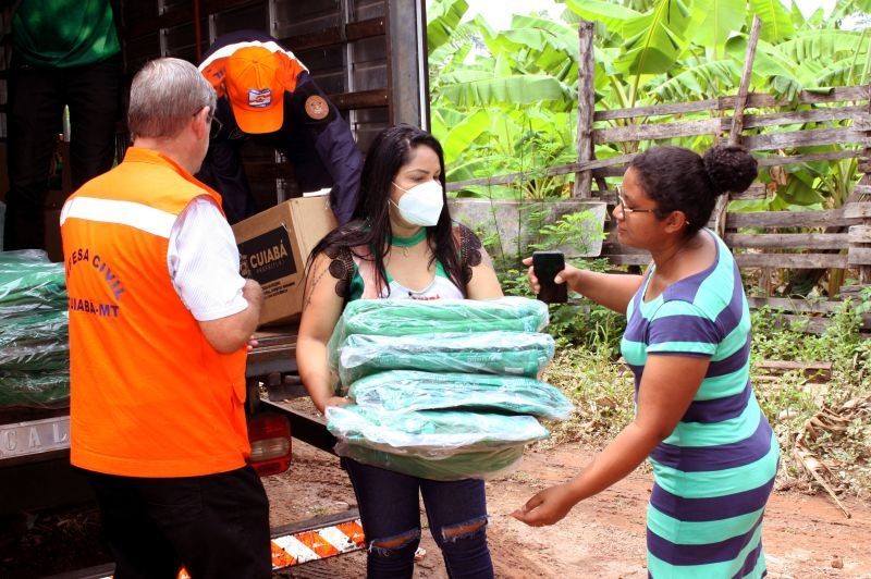 Assistência Social entrega cestas básicas e cobertores para famílias afetadas pela chuva