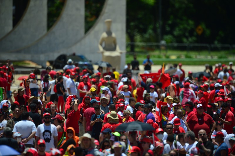 Multidão toma conta da Esplanada em domingo ensolarado na capital