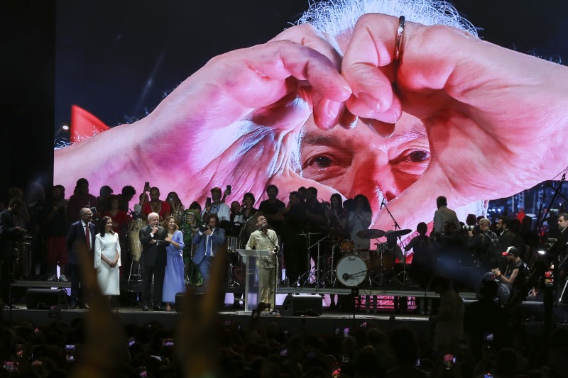 Temos que garantir que mulher ganhe o mesmo que homem, diz Lula