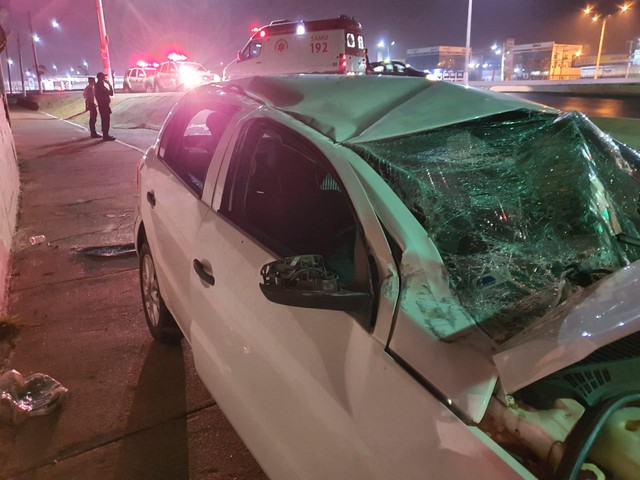 Motorista embriagado bate em muro de aeroporto após perder controle do carro em alta velocidade em MT