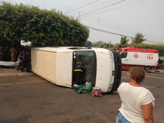 Van que transportava pacientes tomba após acidente em MT e idoso morre