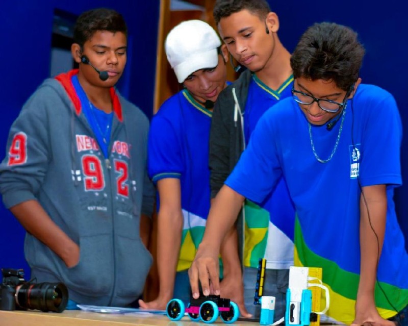 Governo de MT investe mais de R$ 60 milhões para ampliar uso de robôs nas escolas estaduais