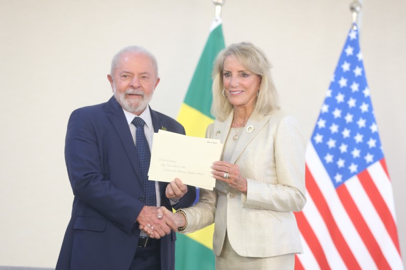 Lula recebe credenciais de nove novos embaixadores no Brasil