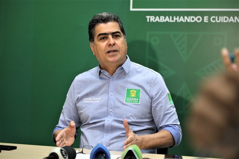 Emanuel Pinheiro anuncia pagamento de ganho real de 2022 até maio e implantação de horas atividades para professores