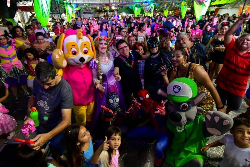 Toda decorada para a ?Folia Cuiabana?, Praça Oito de Abril atrai grande público no carnaval