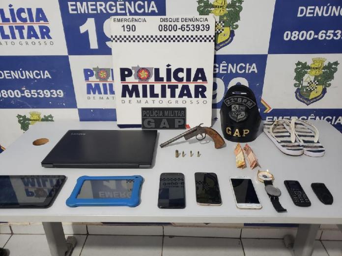 Mãe e filho são pegos com arma de fogo e munições no nortão