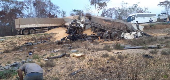 Motorista de caminhão morre e dois ficam feridos em grave acidente na BR-163