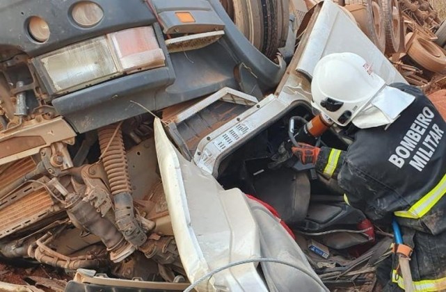 Carreta tomba e motorista morre em região de serra em Mato Grosso
