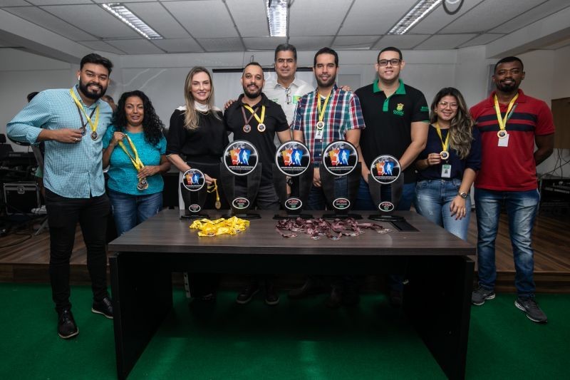 Prefeito entrega premiação à Secretaria de Meio Ambiente por participação nos jogos dos servidores municipais