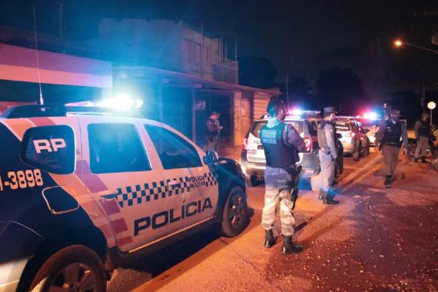 PM prende suspeito por segurar e vender vagas nas filas de atendimento do auxílio emergencial