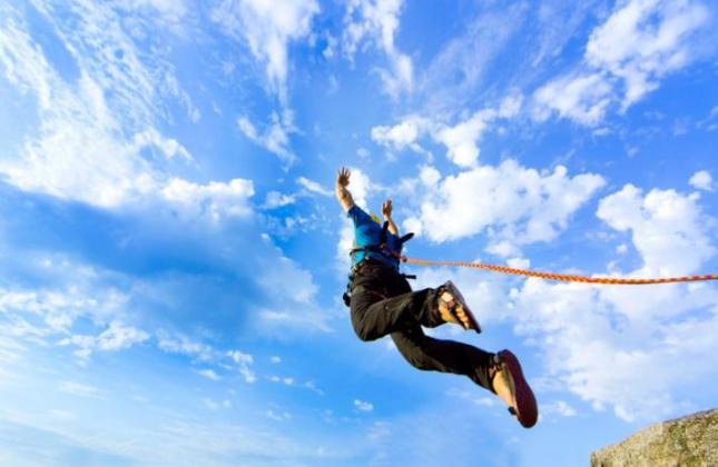 Travas falham e homem de 25 anos morre durante salto de ‘bungee-jump’