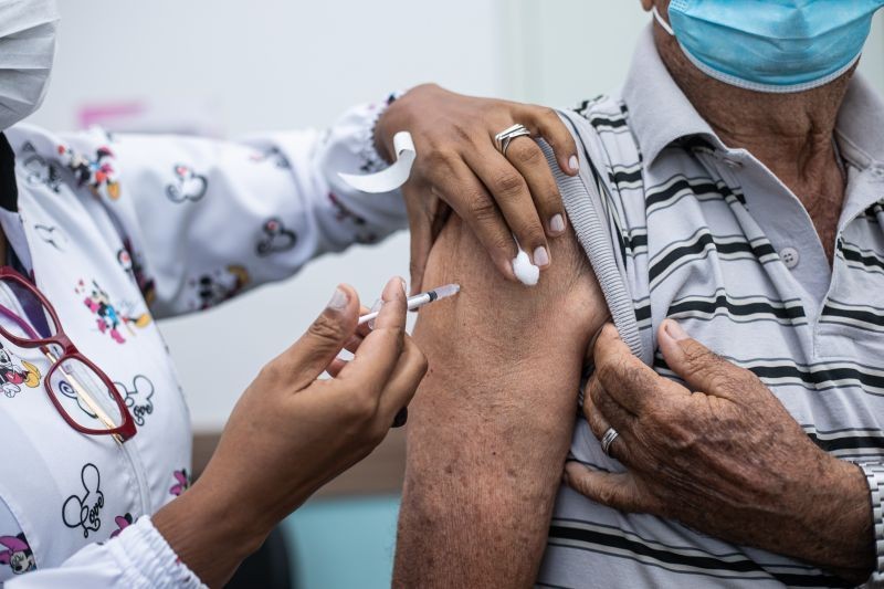 Vacina bivalente será aplicada também em pessoas a partir dos 60 anos