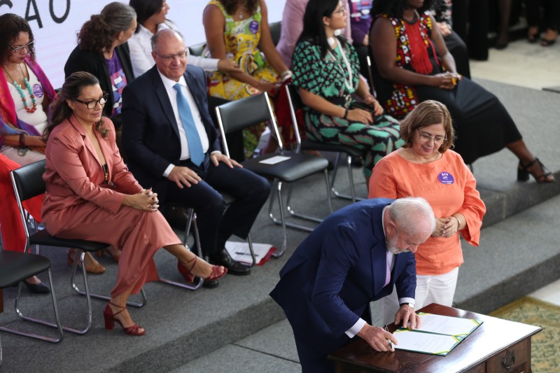 Lei estabelecerá multa para empresa que descumprir igualdade salarial