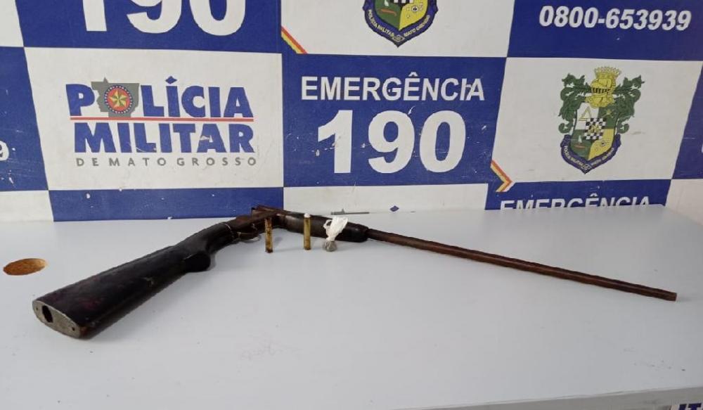 Marido é detido com espingarda depois de agredir esposa em Peixoto de Azevedo
