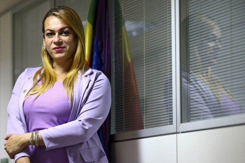 País precisa de norma nacional para políticas LGBTQIA+, diz secretária
