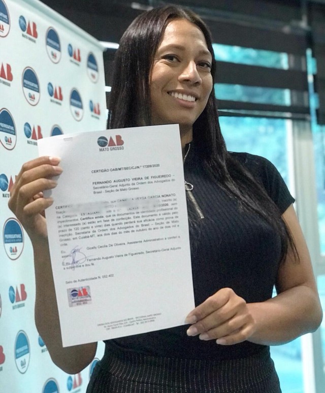 Universitária transexual tira carteira de estagiária em direito e OAB diz que é o 1º caso em MT