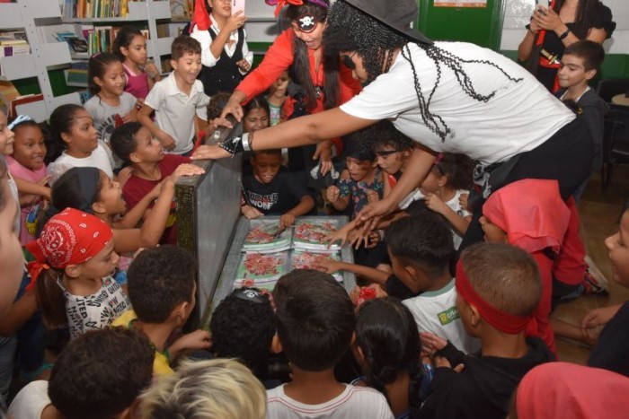 Alunos participam de aventura de ?busca ao tesouro? na entrega do livro didático do Programa de Alfabetização Cuiabano