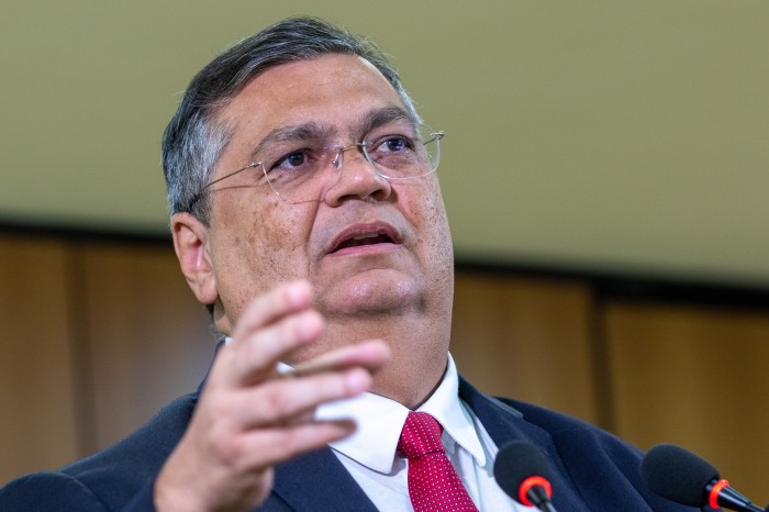 Ministro entra com notícia-crime contra sete parlamentares