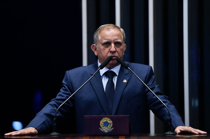 Izalci defende desoneração da folha para pagar o piso da enfermagem