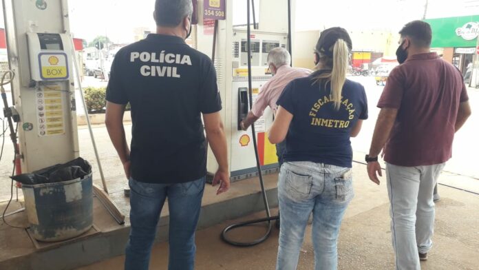 Ação conjunta fiscaliza bombas de combustíveis em posto de Cuiabá