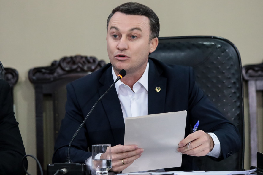 Botelho desconta salário e V.I. de Xuxu, que sugere perseguição