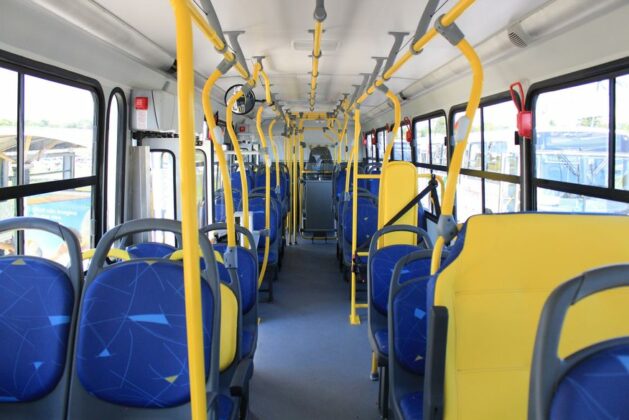 Mulher cai e fratura a coluna após motorista de ônibus “rampar” quebra-molas em MT