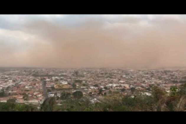 Cidade de Mato Grosso é coberta por nuvem de poeira