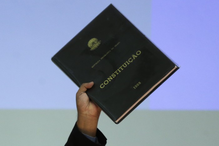 Moraes mantém prisão de homem que furtou réplica da Constituição