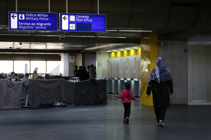 Imigrantes afegãos voltam a acampar no aeroporto de Guarulhos