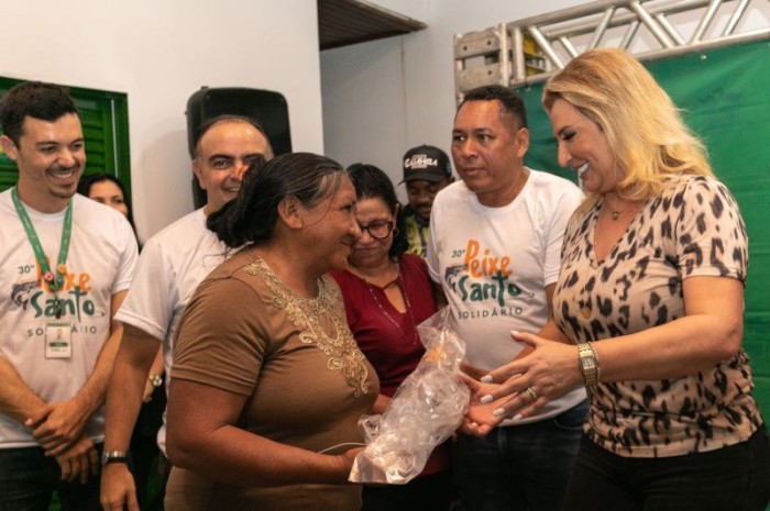 Primeira-dama entrega peixes para idosos e promete retorno da Pescaria da Mulher Idade