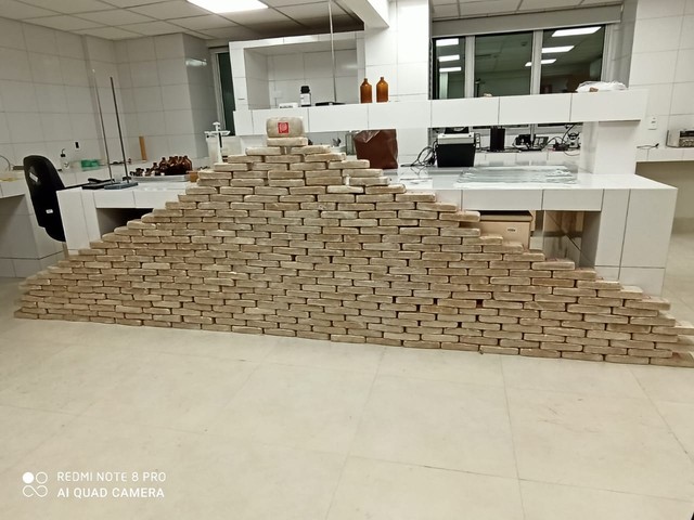 Motorista é preso com 330 kg de cocaína em fundo falso de caminhão em MT