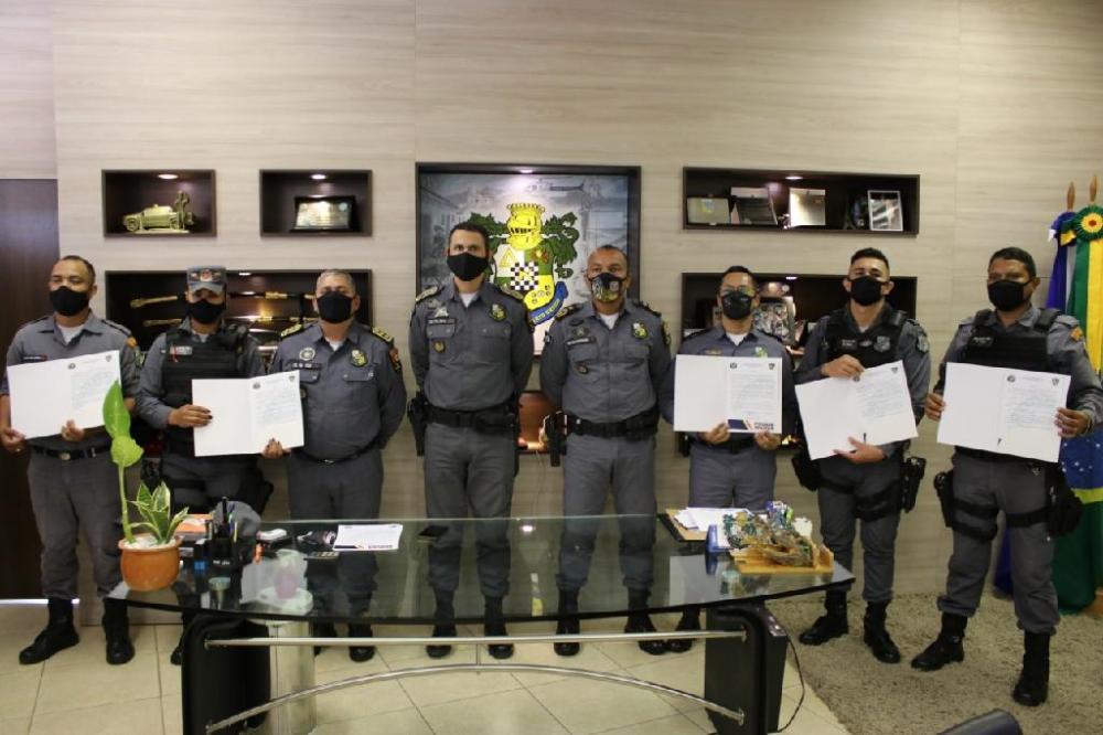 Policiais de MT recebem elogio por ações que salvaram 5 crianças engasgadas