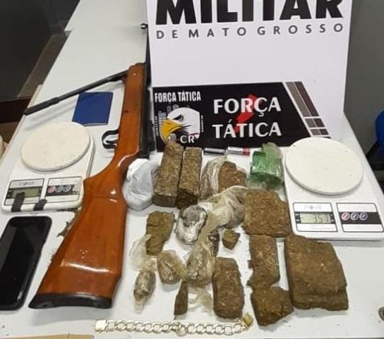 Pai tenta impedir prisão de filho e acaba sendo detido junto