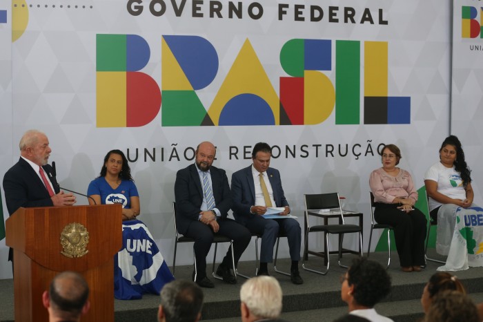 Governo libera R$ 2,44 bilhões extras para universidades