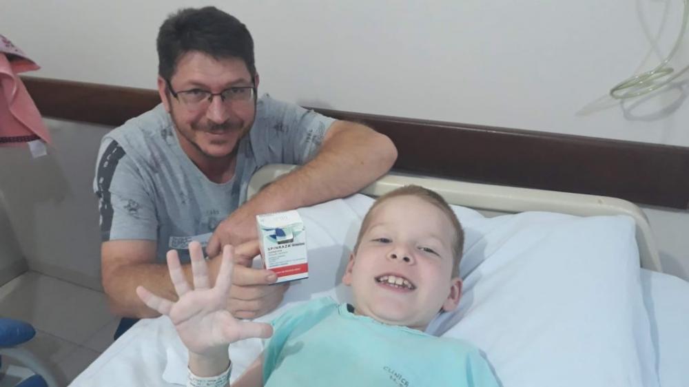 Pai de criança com síndrome de AME agradece atuação de Fávero pelo fim do ICMS sobre o medicamento