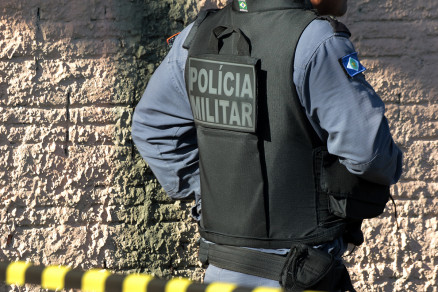 Senhora reage a assalto e rende ladrão, que leva tiro do comparsa