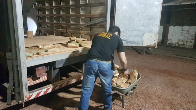 Dois motoristas são presos com 159 kg de cocaína em veículos parados na BR-163 em MT