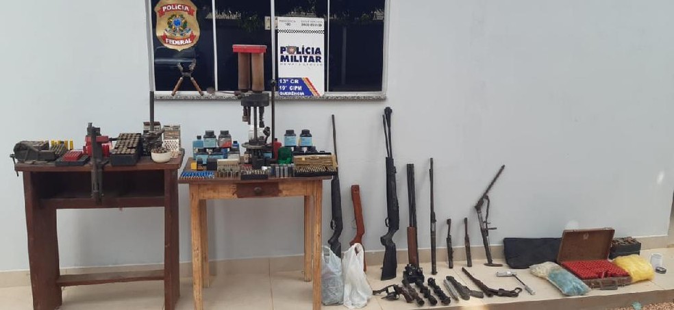 Pai e filho são presos com arsenal de armas e munições em MT