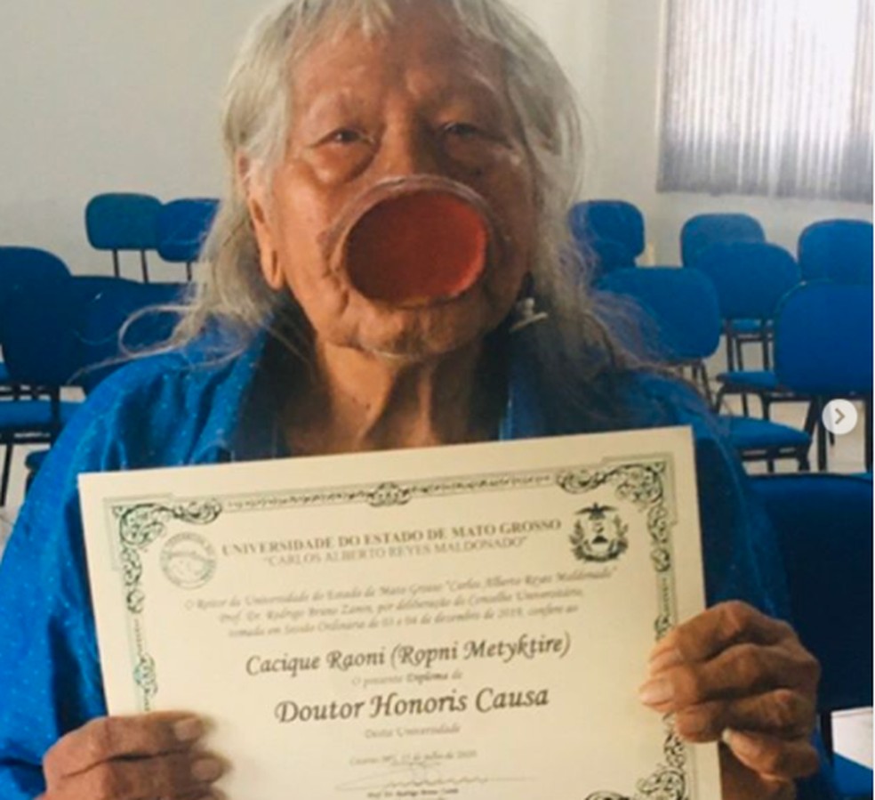 Cacique Raoni recebe título de Doutor Honoris Causa