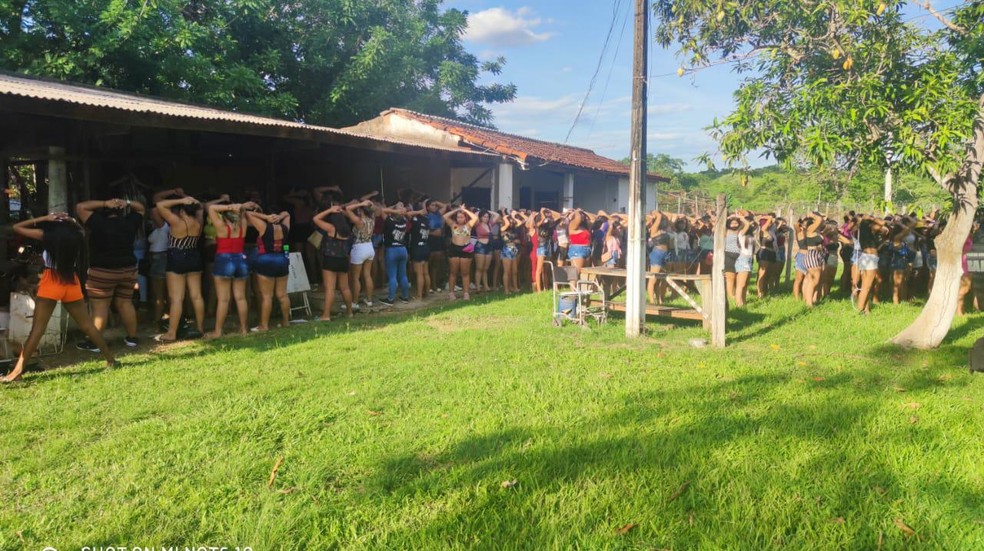 Polícia fecha festa rave em chácara com aglomeração de 600 pessoas em Cuiabá